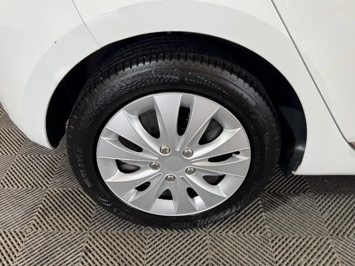 Gros plan sur la roue arrière droite de la Renault Clio Business blanche, avec jante en alliage argenté et pneu Continental.