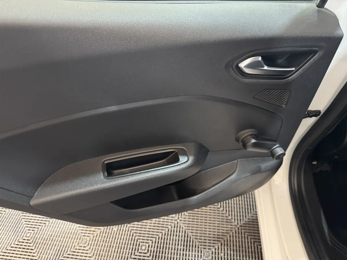 Vue rapprochée de la porte avant droite noire intérieure de la Renault Clio Business TCe 100 blanche de 2020.