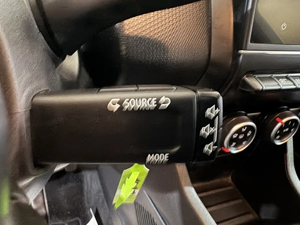 Gros plan sur la commande au volant gauche de la Renault Clio Business TCe 100 2020, avec boutons source et mode visibles.