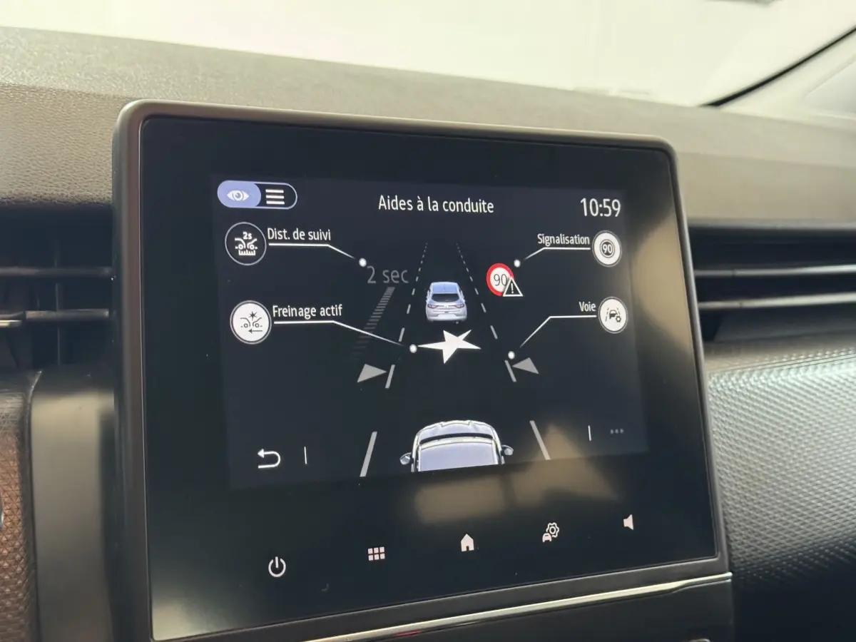 Écran tactile central de la Renault Clio Business TCe 100 2020 montrant les aides à la conduite.