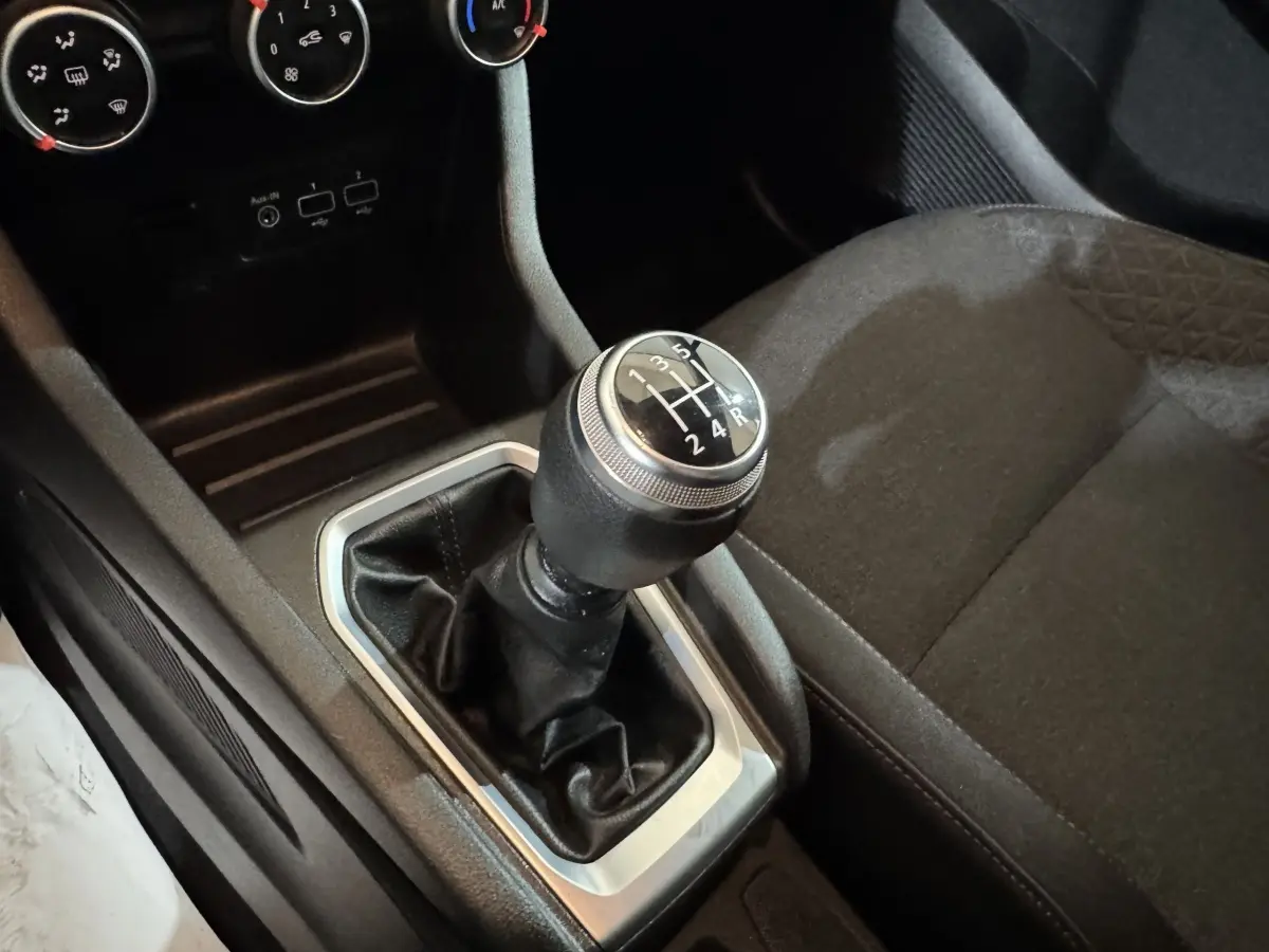 Le levier de vitesse manuel de la Renault Clio Business TCe 100 2020, avec sellerie noire vue de dessus côté conducteur.