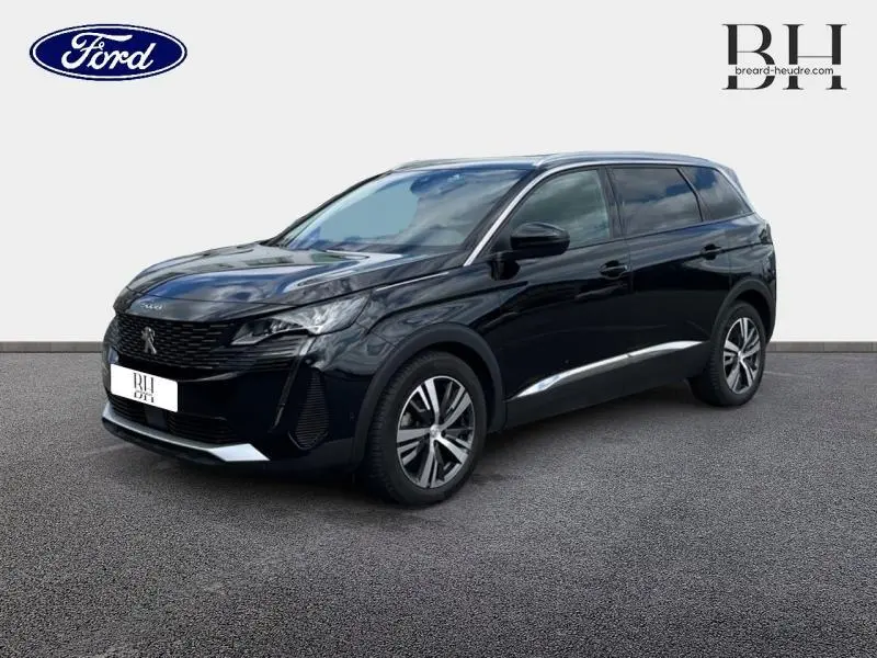 Peugeot 5008 noir Perla Nera vue 3/4 avant droit, avec jantes alu et vitres arrière surteintées.