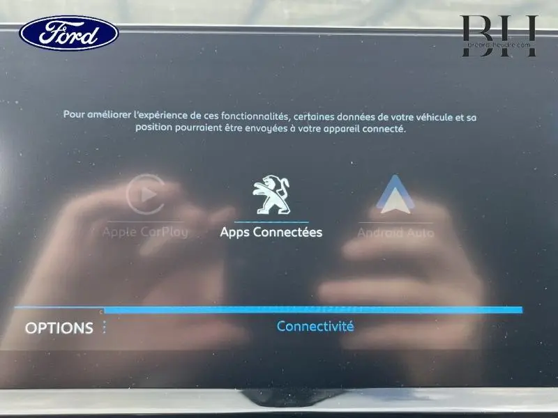 Écran tactile central du Peugeot 5008 noir Perla Nera, affichant le menu des apps connectées avec logo lion.