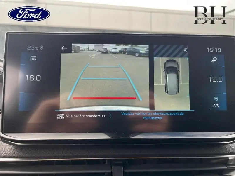 Écran tactile Peugeot 5008 noir montrant la caméra de recul et la vue 360° du véhicule en stationnement.