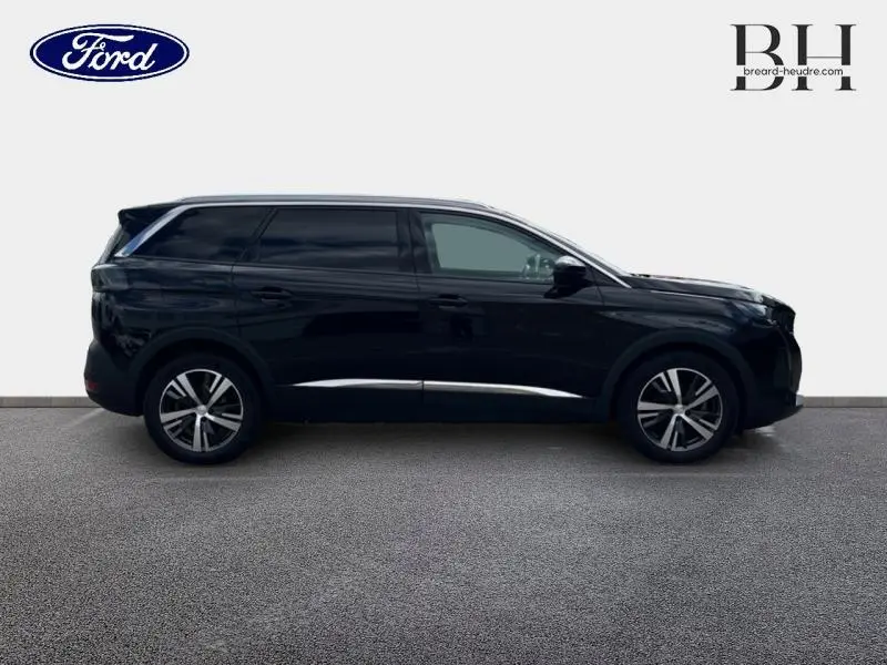 Profil côté gauche du Peugeot 5008 noir Perla Nera 2021 avec jantes alliage et vitres surteintées.