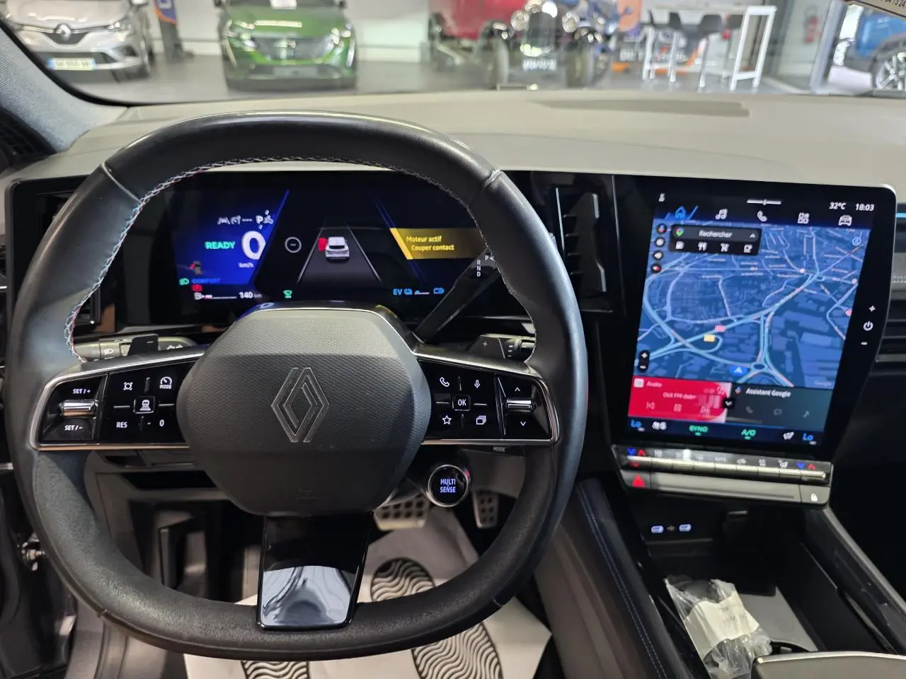 Vue intérieure centrée sur le volant et tableau de bord numérique du Renault Austral 2024, finition Techno Esprit Alpine.