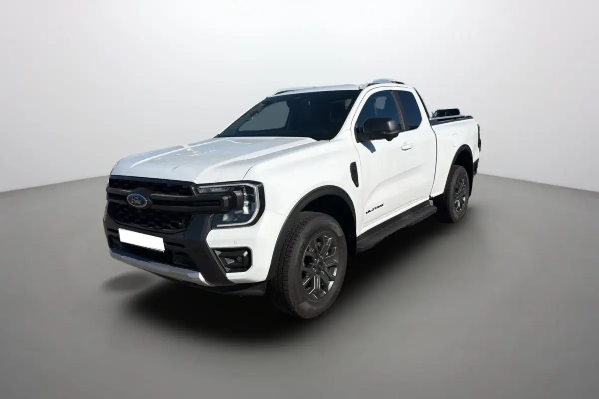 Ford Ranger 2.0 205 Wildtrak blanc pur en 3/4 avant droit avec barres de toit et jantes noires.