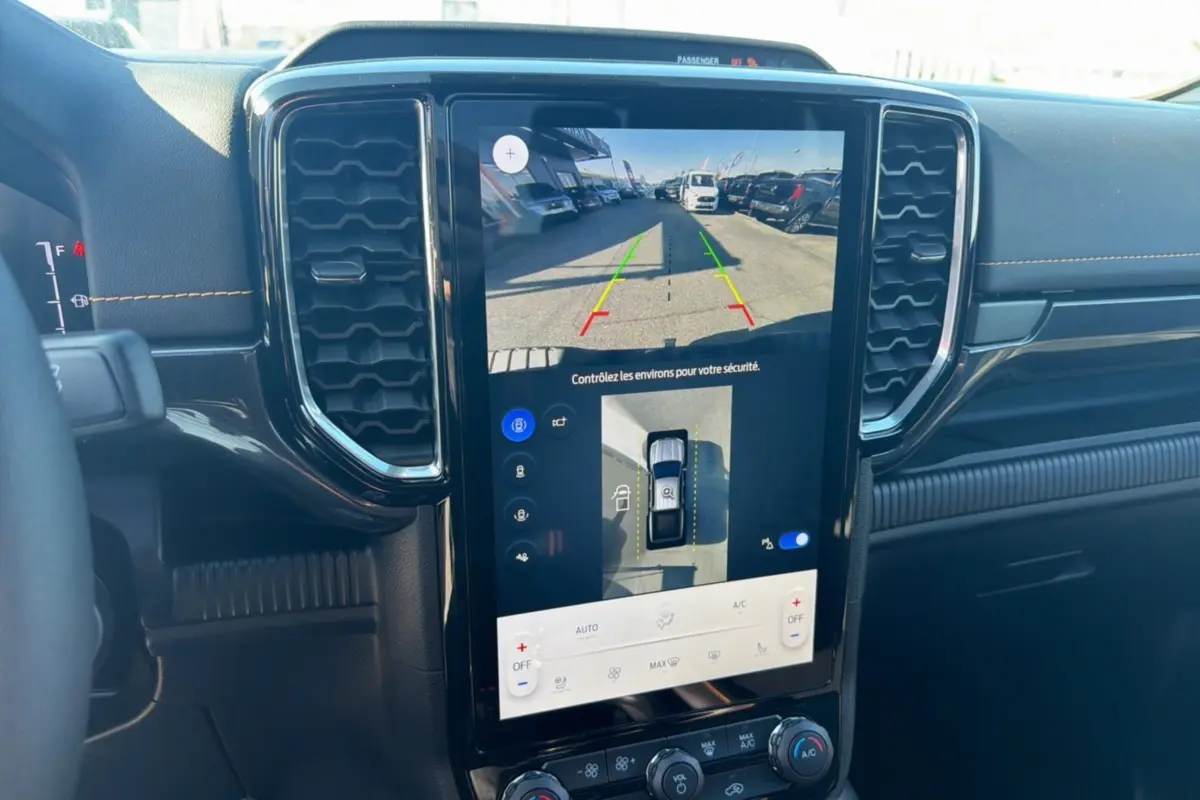 Vue rapprochée de l’écran central tactile du Ford Ranger Wildtrak 2025 montrant la caméra 360 et l’aide au stationnement.