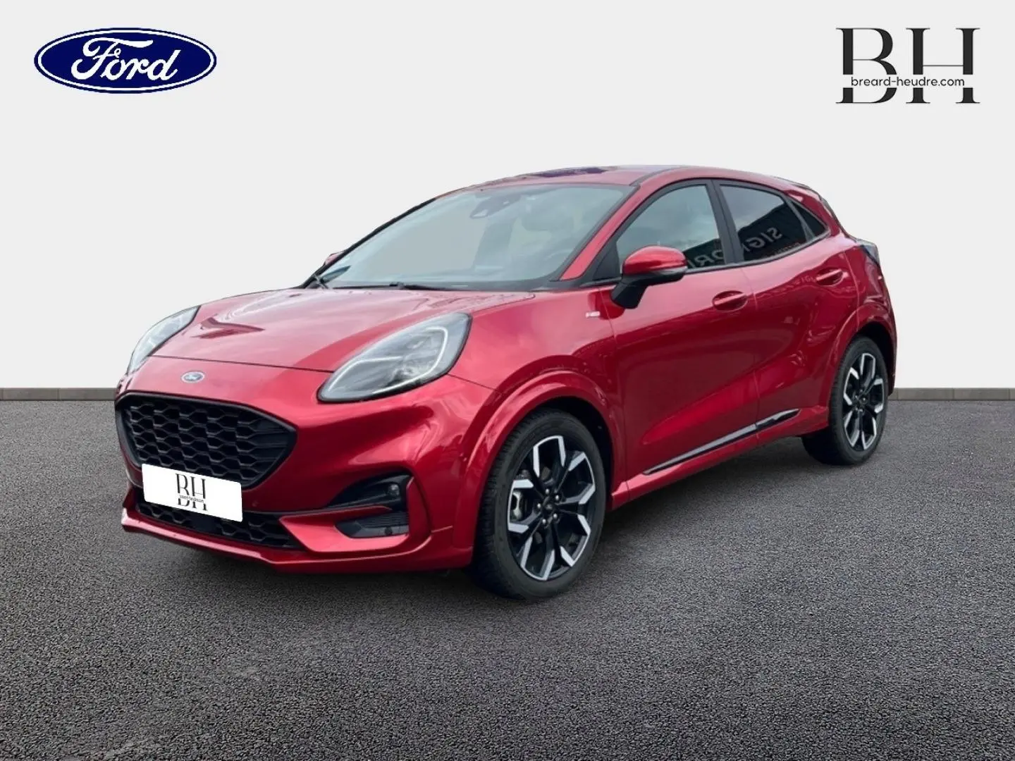 Ford Puma 1.0 EcoBoost rouge Premium Lucid en vue 3/4 avant droit, avec jantes alliage et calandre noire distinctive.