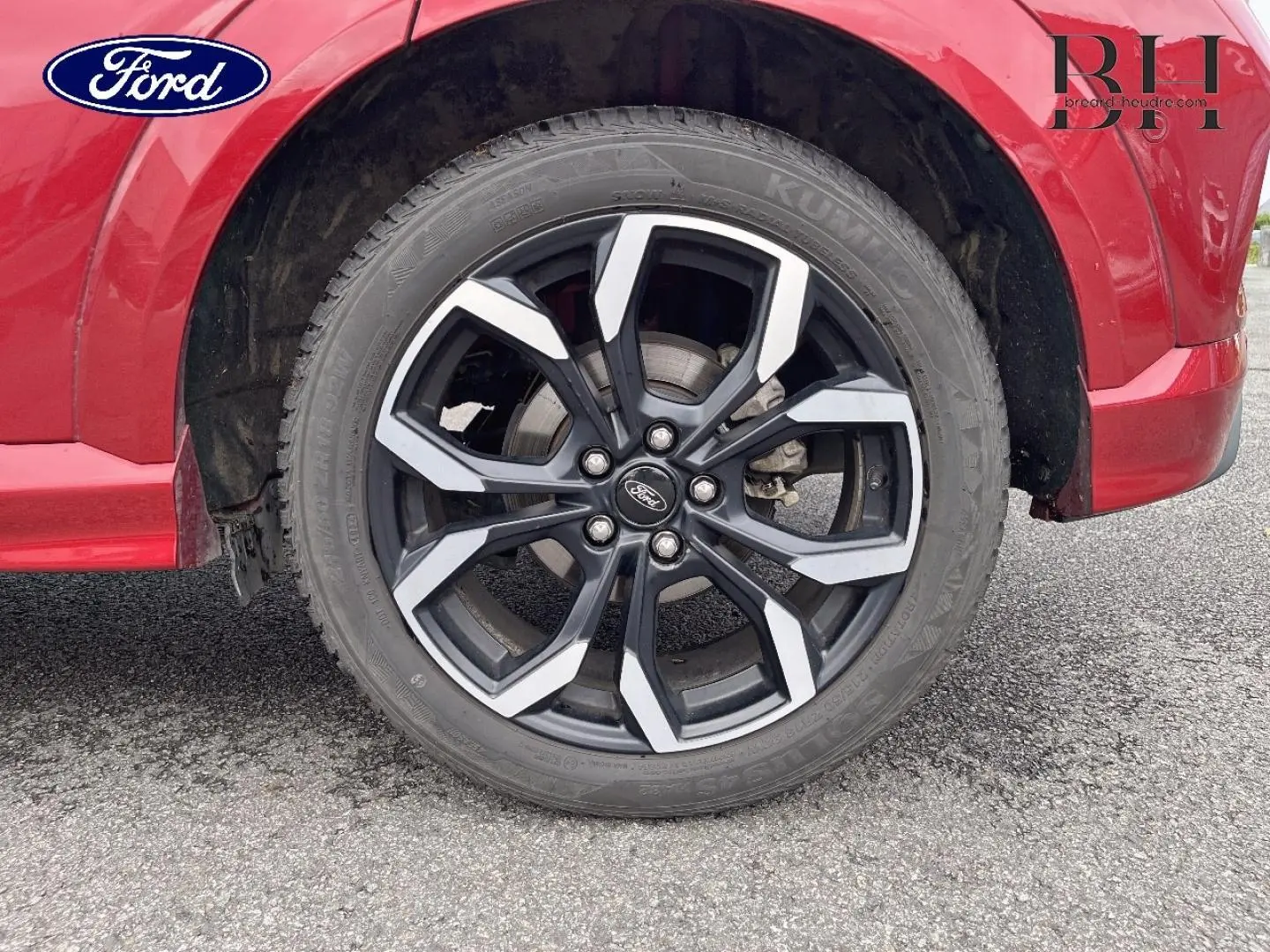 Gros plan sur la roue avant droite du Ford Puma 2020 en Premium Rouge Lucid avec jante alu noire et argentée.