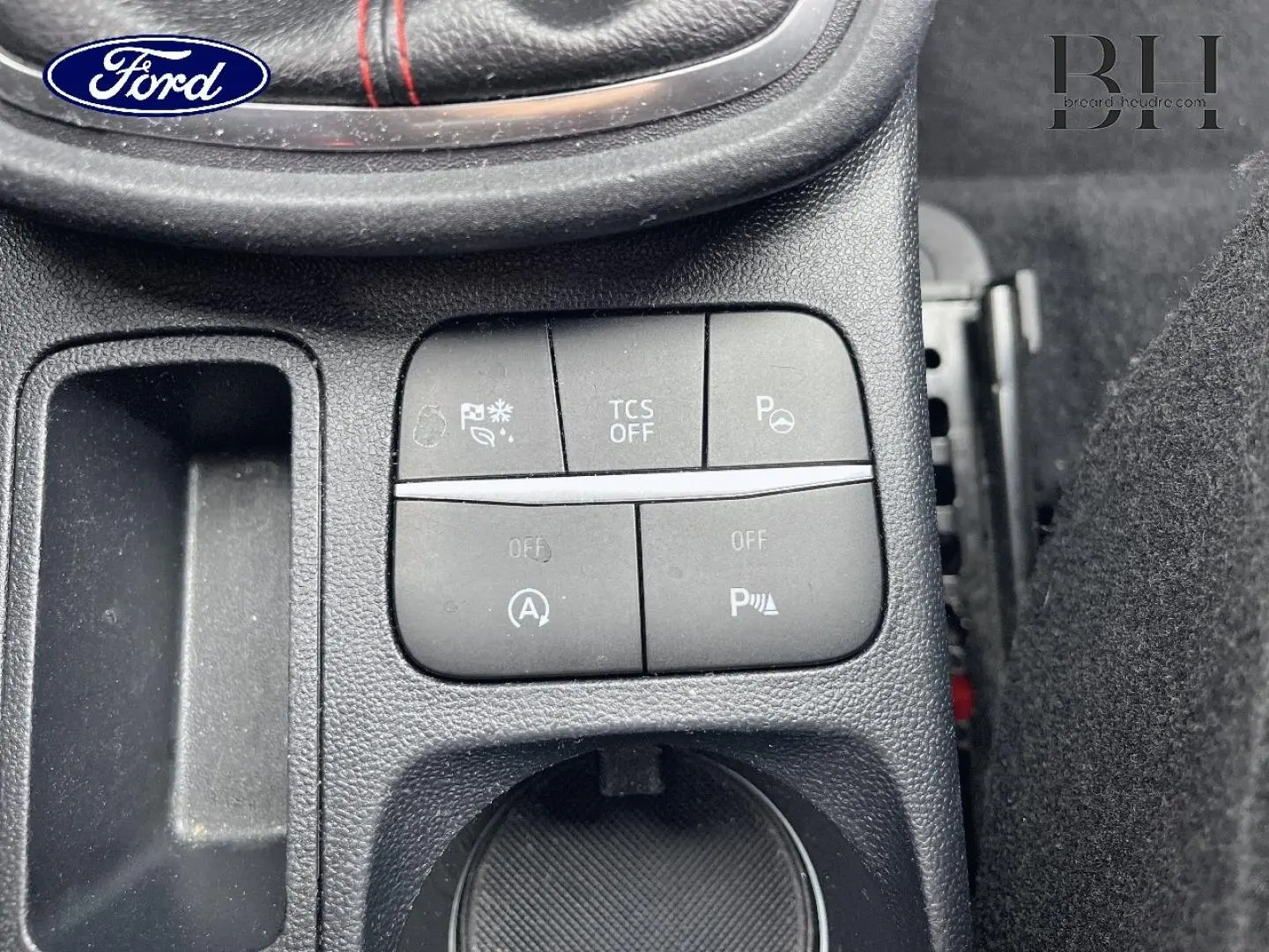 Gros plan sur les boutons de commande du système d’aide à la conduite dans l’habitacle du Ford Puma 2020.