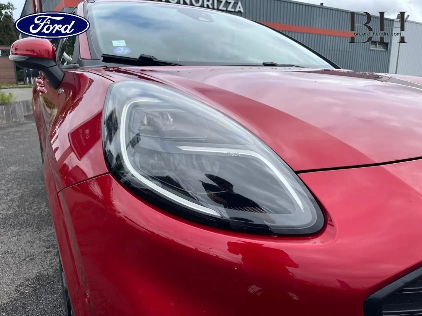 Gros plan sur le phare avant gauche du Ford Puma 2020 en rouge Premium Lucid, soulignant le design moderne et la finition brillante.