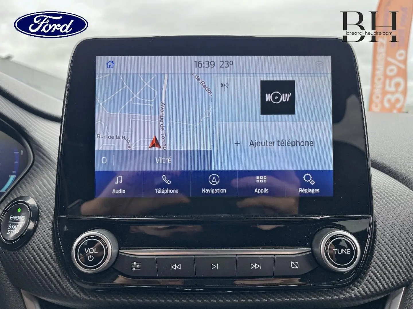 Écran tactile central du Ford Puma 2020 affichant la navigation, entouré de commandes audio et finition noire texturée.