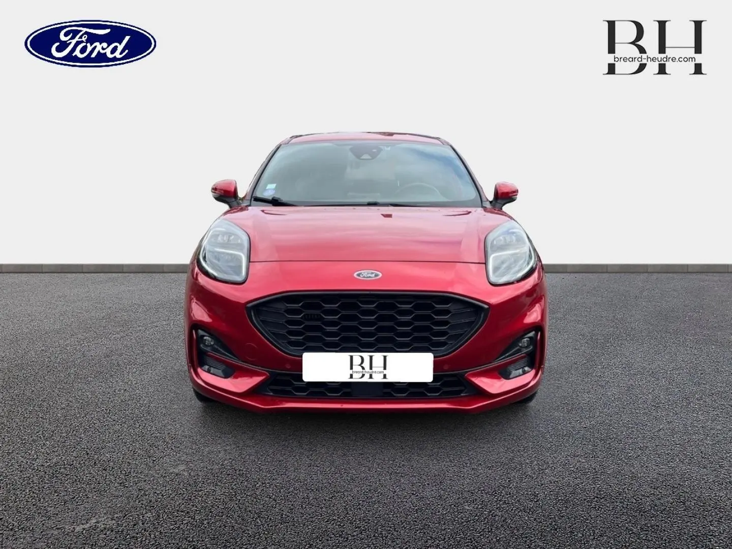Vue frontale d'une Ford Puma 2020 rouge Premium Lucid avec calandre noire et phares LED distinctifs.