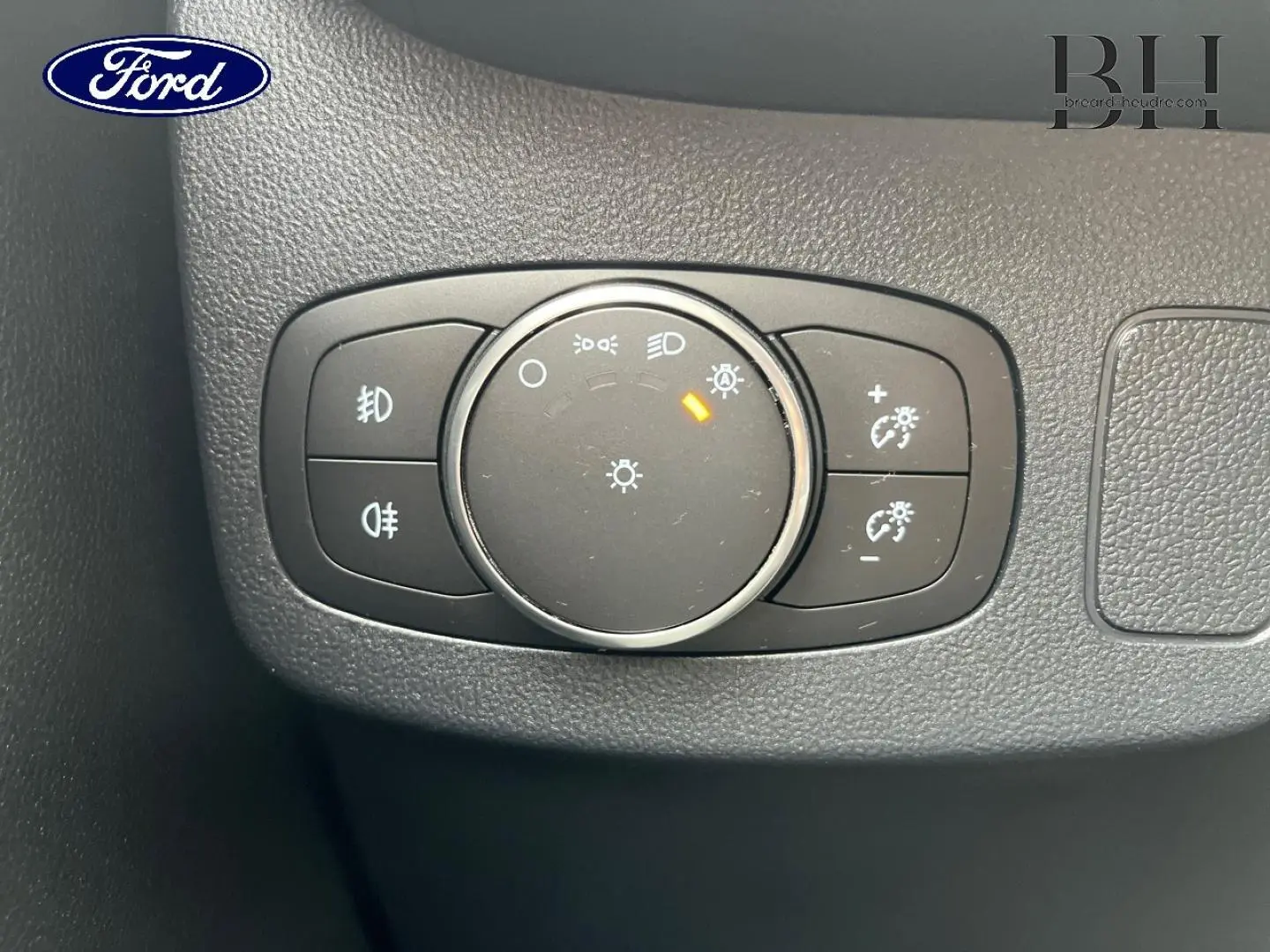 Gros plan sur la molette de commande des phares dans l’habitacle du Ford Puma 2020, finition ST-Line X.