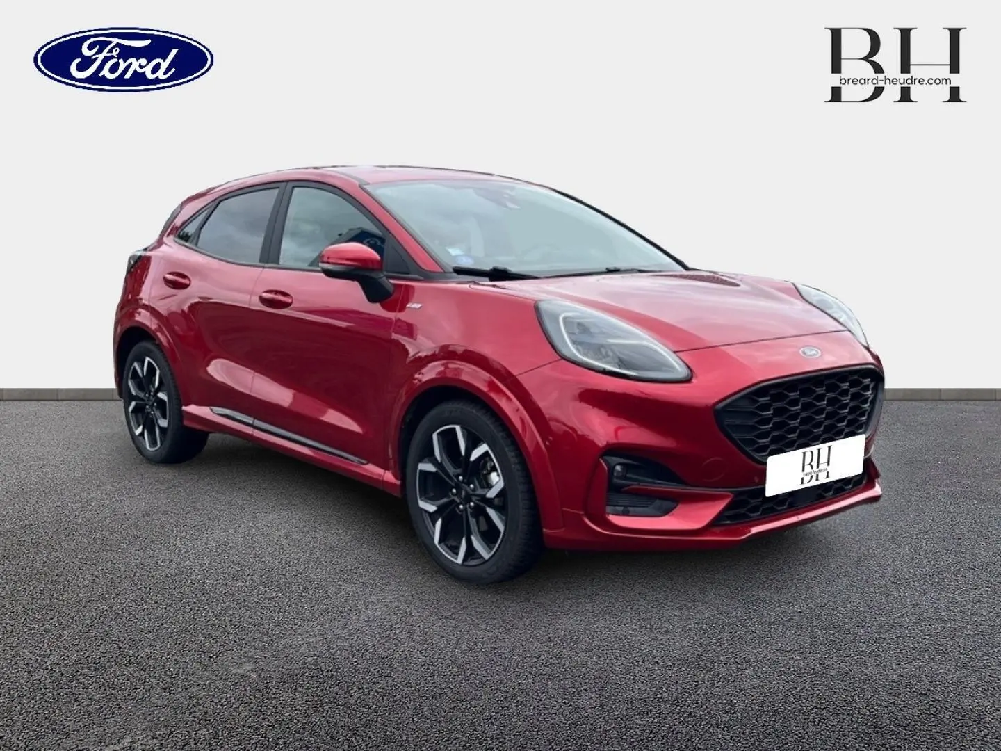 Ford Puma 1.0 EcoBoost rouge Premium Lucid en 3/4 avant droit, avec jantes alu noires et calandre noire distinctive.