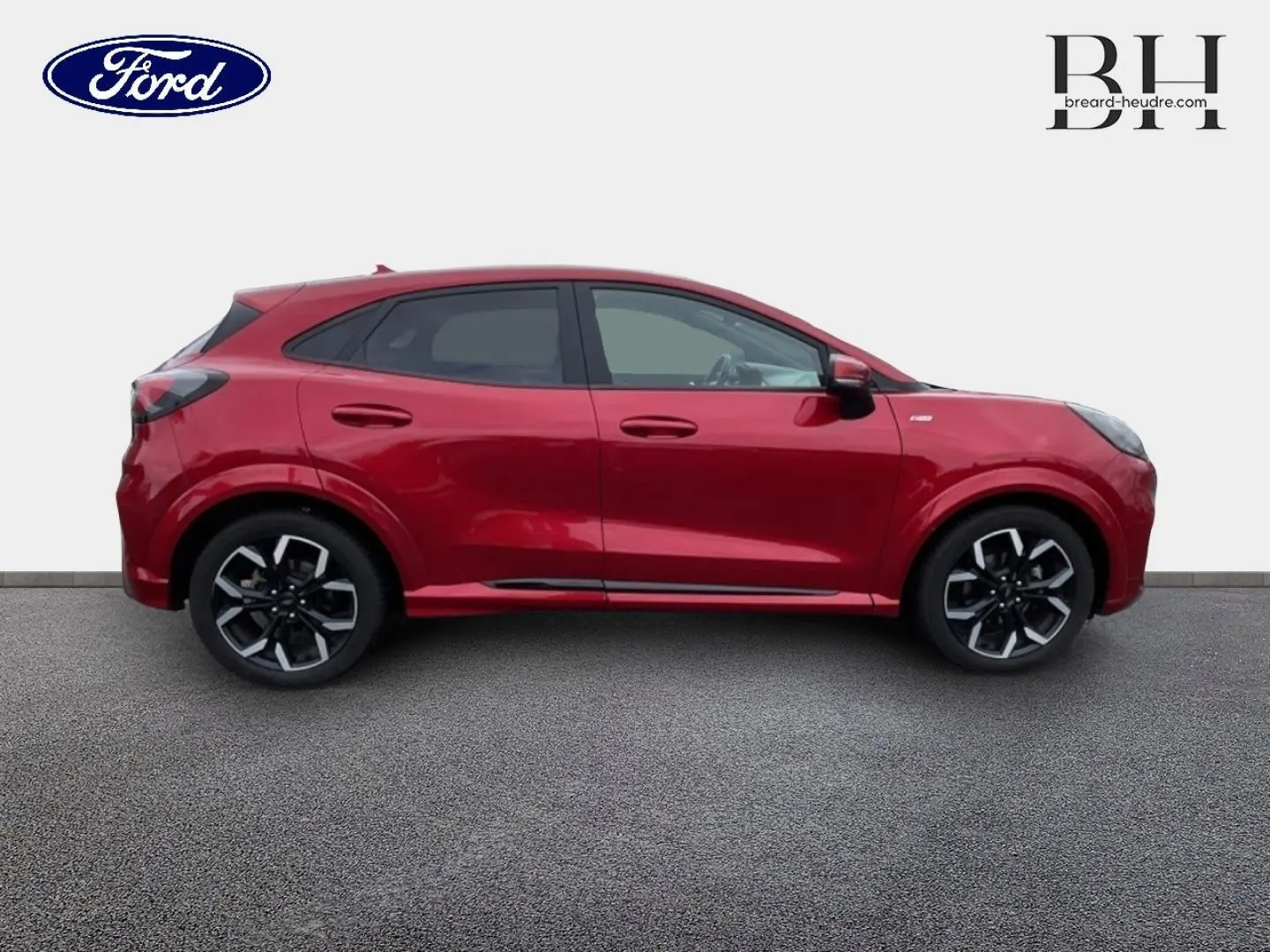 Ford Puma 1.0 EcoBoost rouge Premium Lucid en profil droit, avec jantes alliage noires et vitres surteintées.