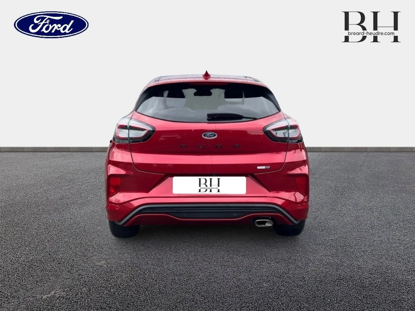 Vue arrière du Ford Puma 1.0 EcoBoost rouge Premium avec feux LED et sortie d’échappement chromée visible.