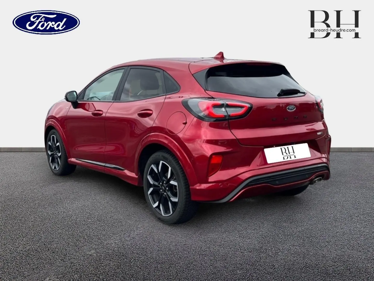 Vue 3/4 arrière droite du Ford Puma 2020 en rouge Premium Lucid avec jantes alu noires et vitres arrière surteintées.