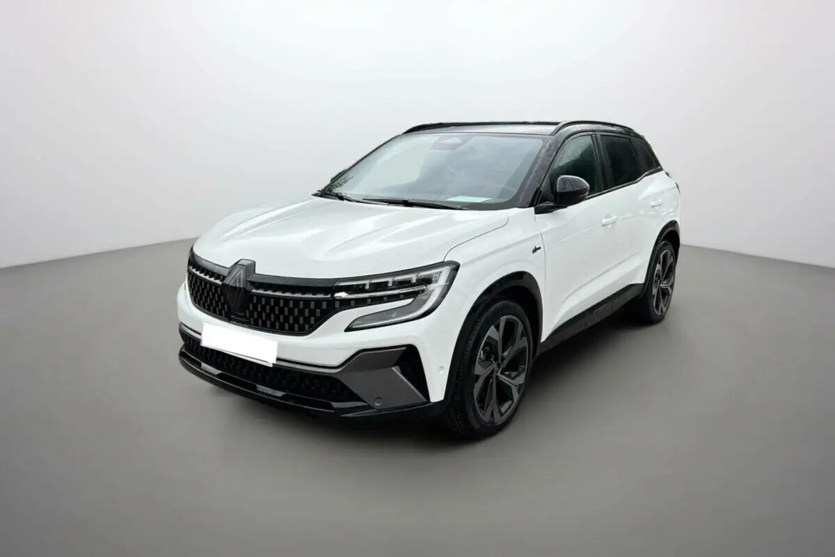 Renault Austral E-Tech 200 Esprit Alpine Plus 2025 blanc nacré avec toit noir, vue 3/4 avant droit.