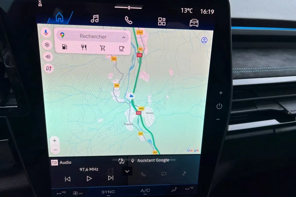 Écran tactile central du Renault Austral E-Tech 200 Esprit Alpine Plus 2025 montrant la navigation GPS avec interface Google Maps.