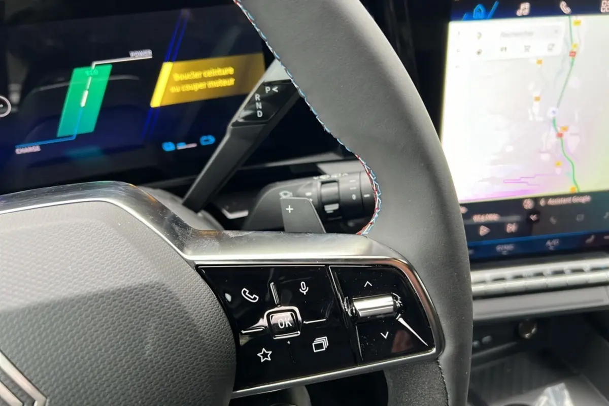 Gros plan sur la partie gauche du volant du Renault Austral E-Tech 200 Esprit Alpine Plus 2025, avec coutures tricolores.