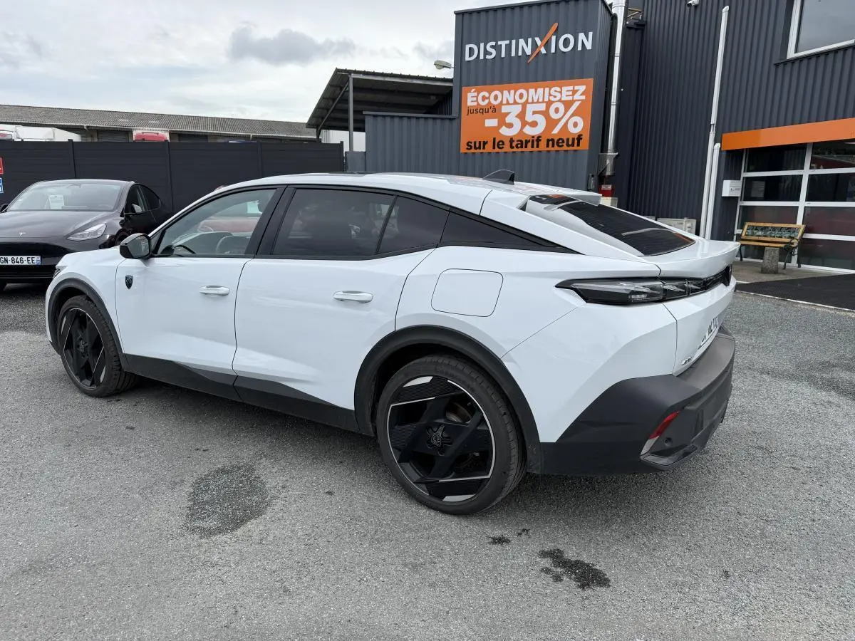 Peugeot 408 blanche vue de trois quarts arrière droit, avec jantes noires et toit noir Mistral.