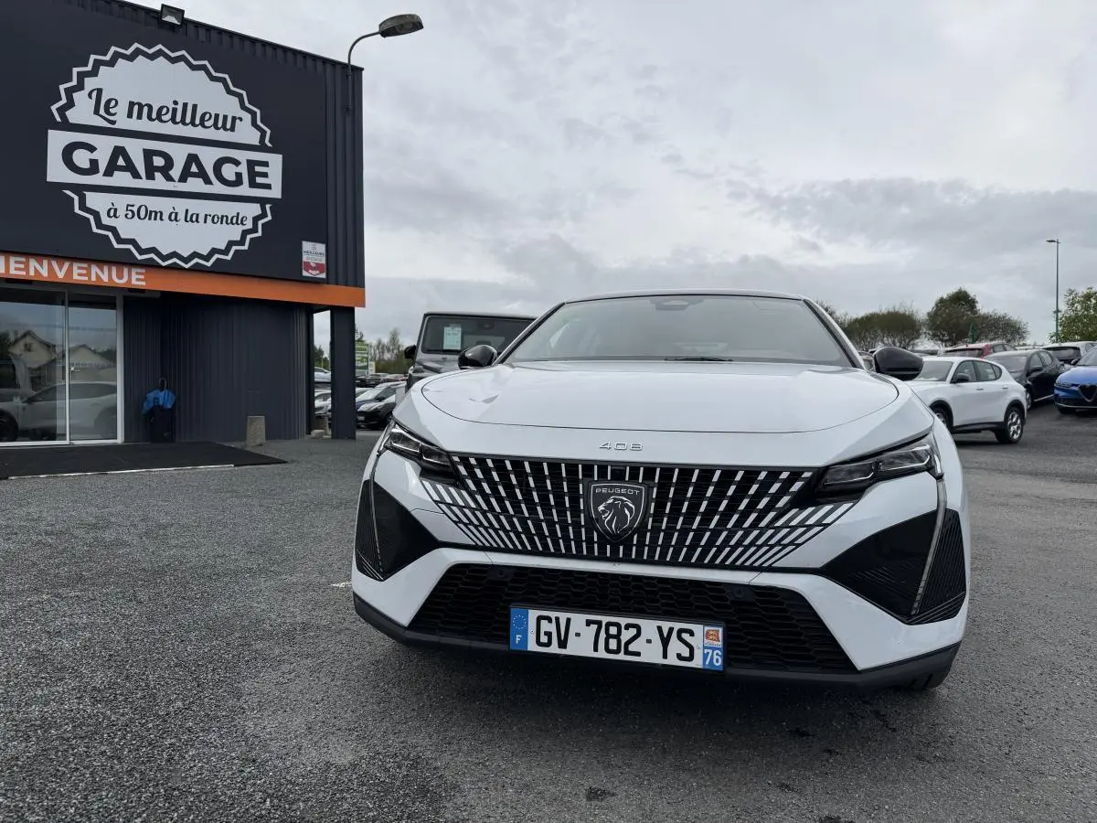 Vue de face d'une Peugeot 408 blanche avec calandre noire à motifs verticaux et logo lion central.