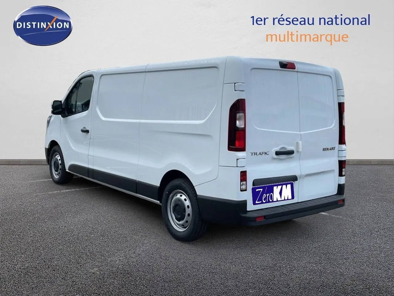Vue 3/4 arrière gauche d'un Renault Trafic fourgon blanc glacier, avec portes arrière fermées et jantes acier simples.
