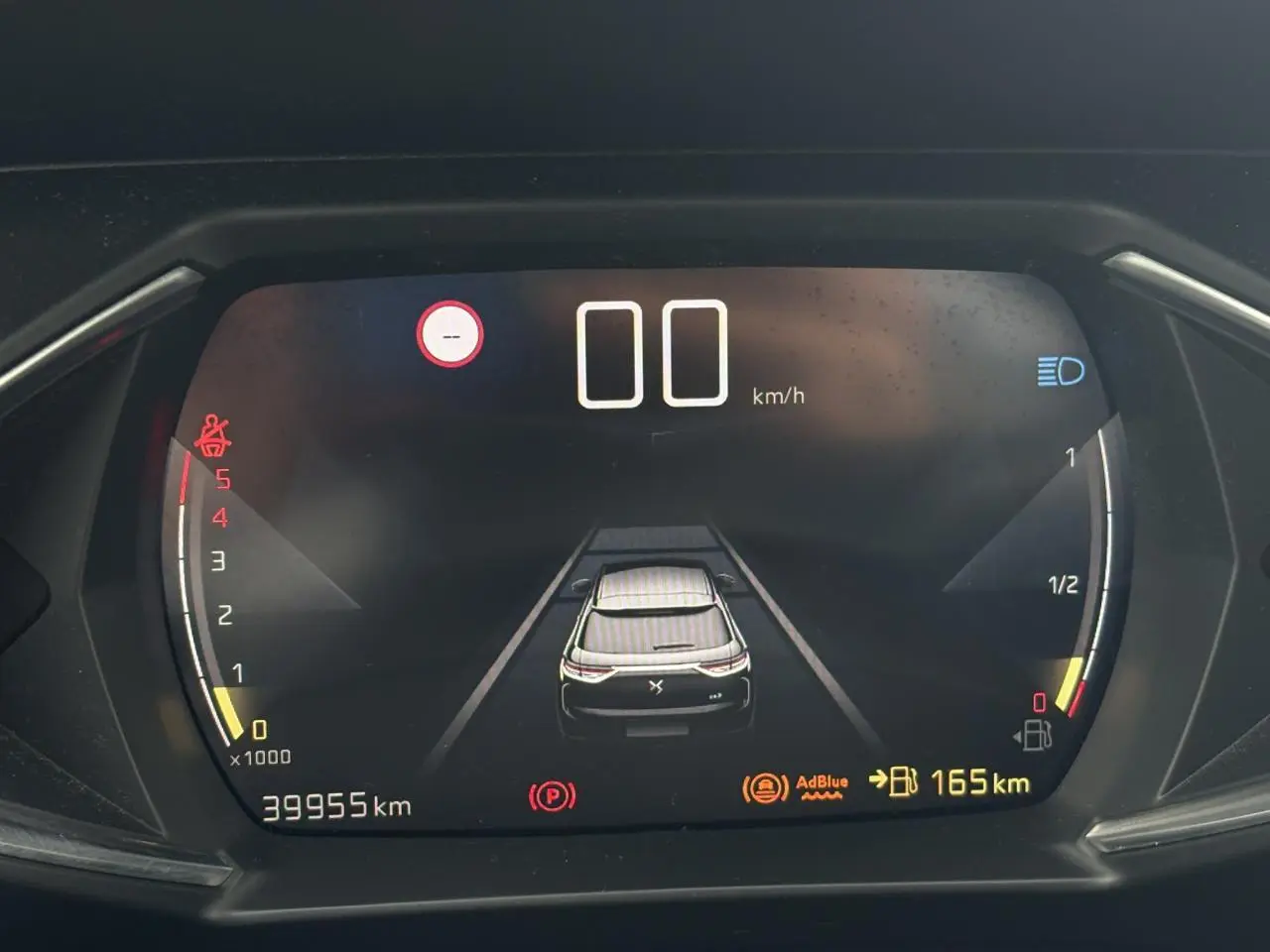 Tableau de bord numérique du DS3 Crossback 2021 affichant la vitesse, le régime moteur et l'autonomie restante.