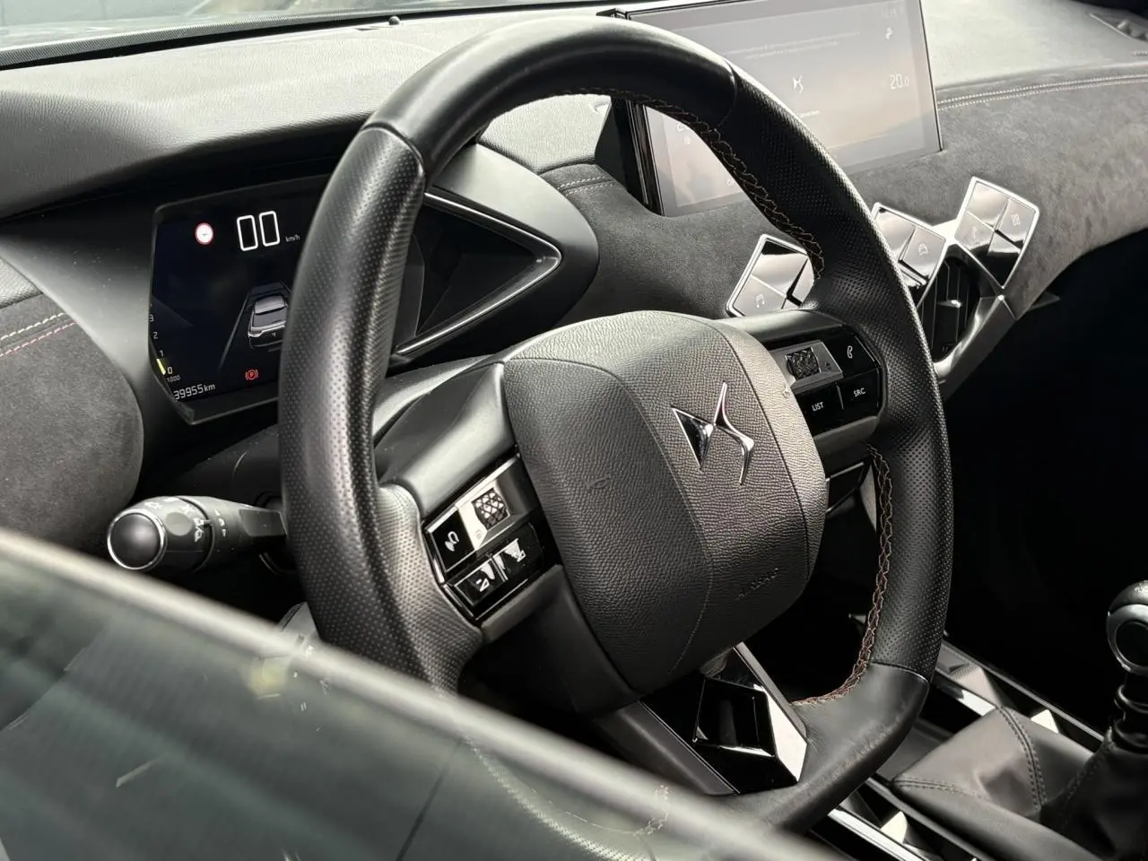 Vue rapprochée du volant en cuir multifonction et du combiné numérique du DS3 Crossback gris Artense, intérieur moderne.