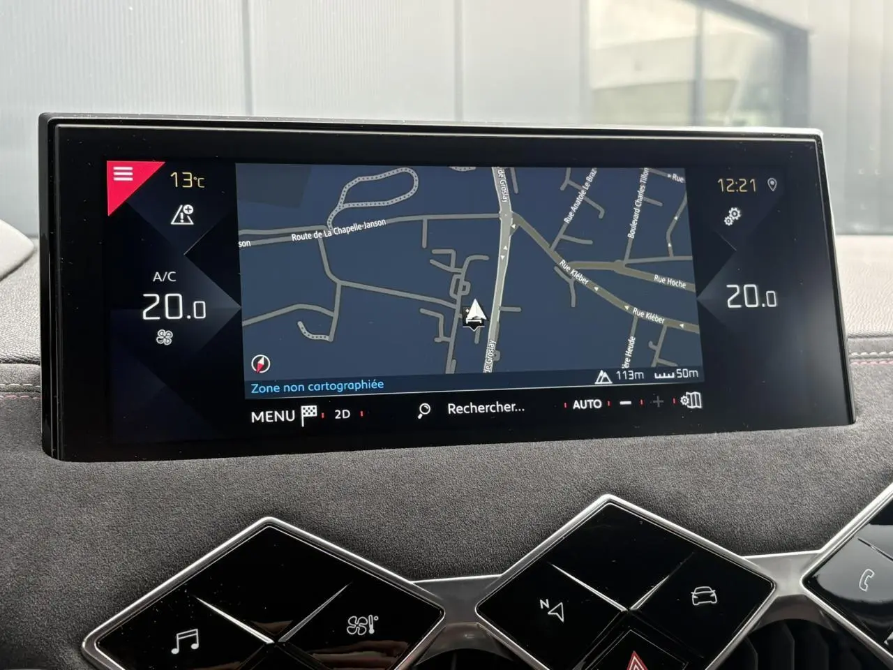 Écran tactile central du tableau de bord du DS3 Crossback 1.5 BlueHDI, affichant la navigation GPS en mode jour.