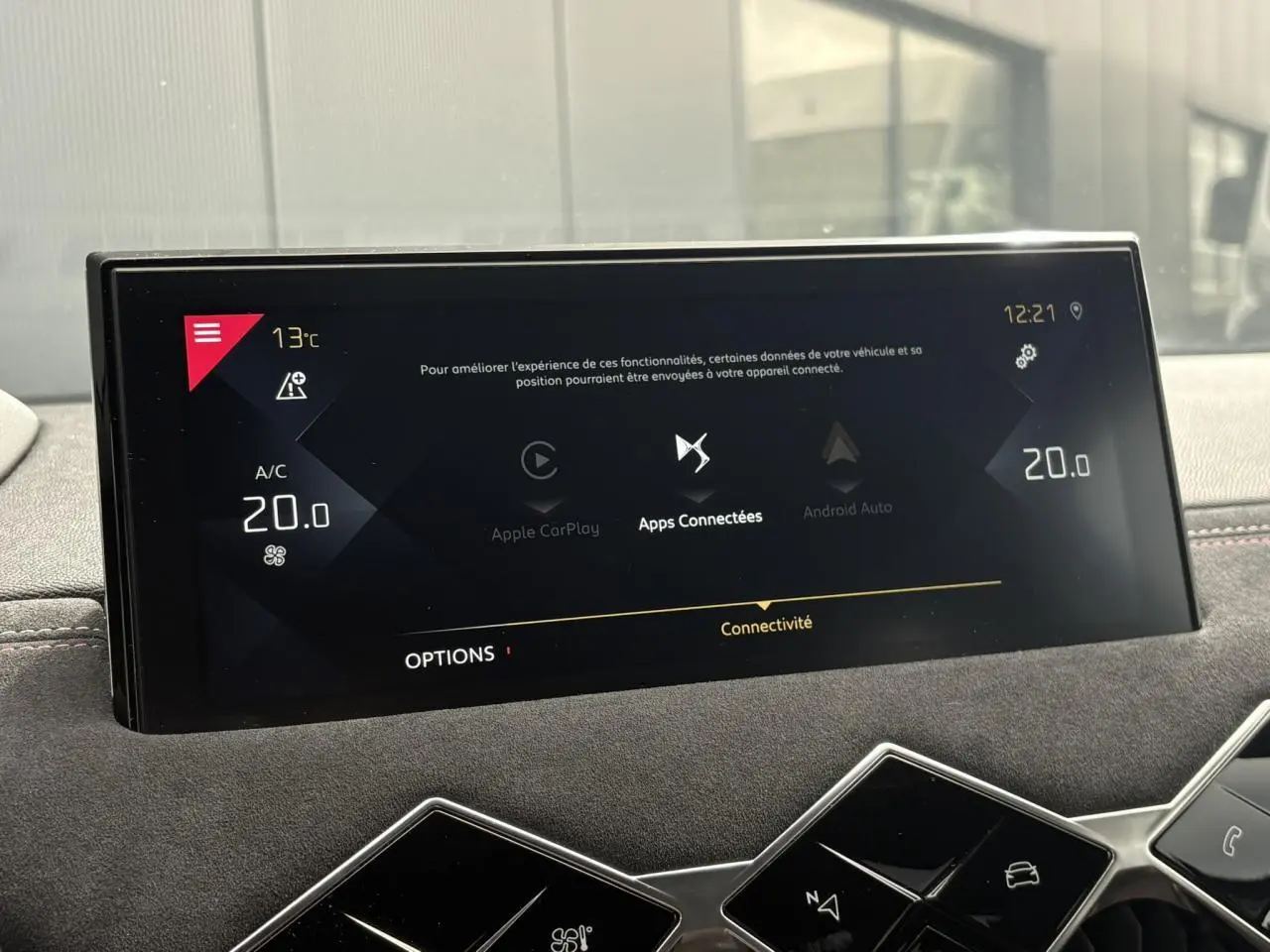 Écran tactile central du DS3 Crossback 2021 affichant les options Apple CarPlay et Android Auto, avec finition intérieure noire.