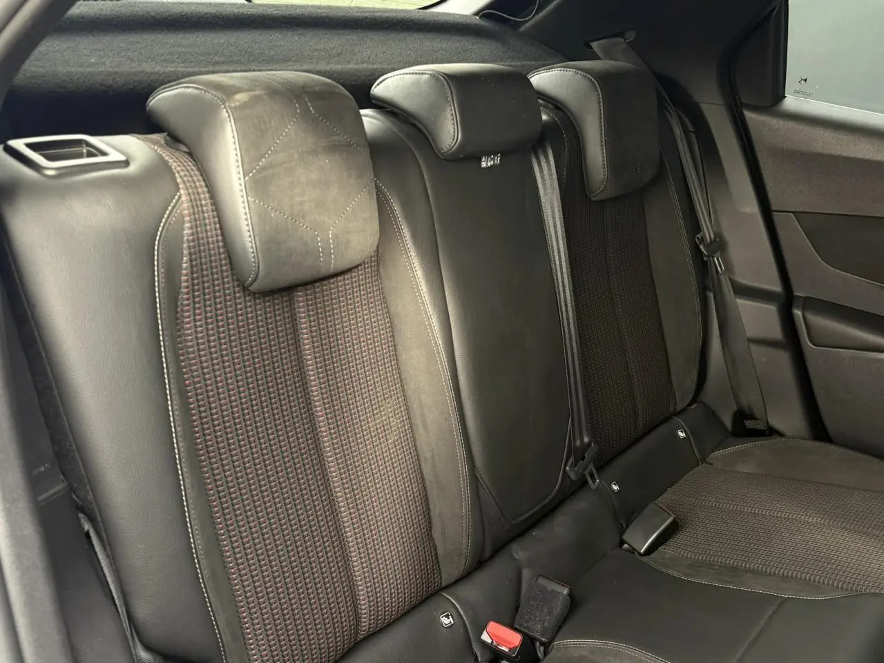 Vue intérieure des sièges arrière en cuir et tissu noir avec surpiqûres rouges du DS3 Crossback 2021.