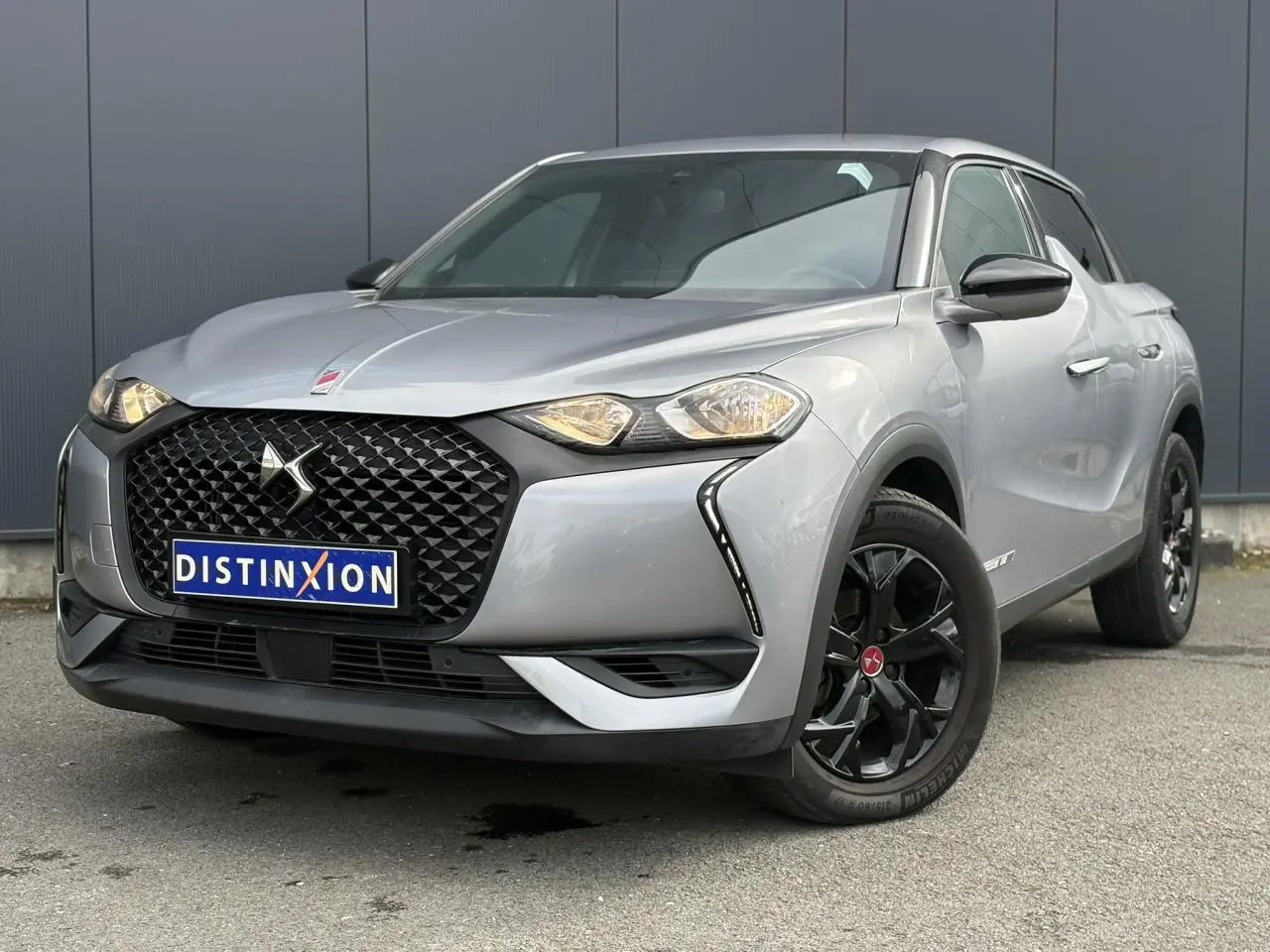 DS3 Crossback gris Artense en 3/4 avant droit, avec calandre noire et jantes alliage noires distinctives.