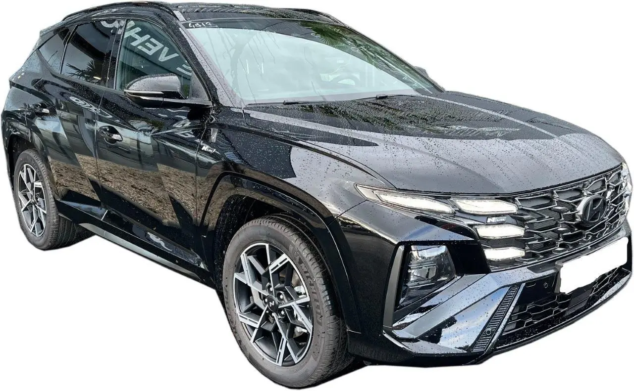 Vue 3/4 avant du Hyundai Tucson 2025 hybride N-Line Creative en noir abyss, avec calandre et jantes distinctives.
