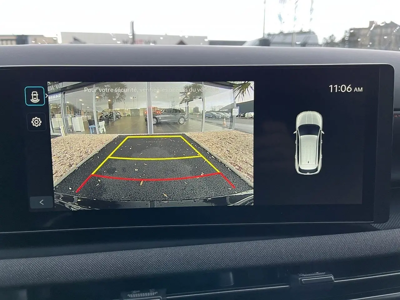 Vue caméra de recul du Hyundai Tucson 2025 en Abyss Black, affichant les lignes de guidage colorées sur l'écran intérieur.