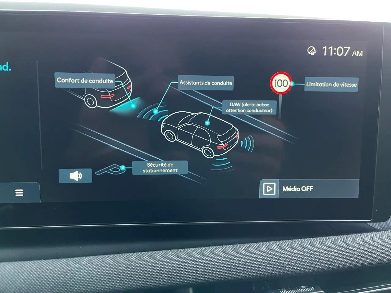 Écran tactile intérieur montrant les assistants de conduite et la limitation de vitesse à 100 km/h du Hyundai Tucson noir.