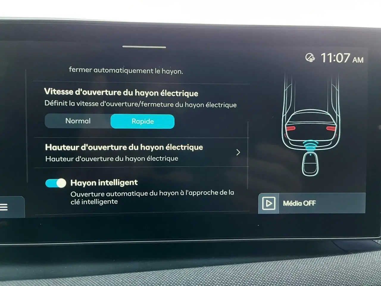 Écran tactile intérieur montrant les réglages du hayon électrique du Hyundai Tucson 2025 en vue frontale.