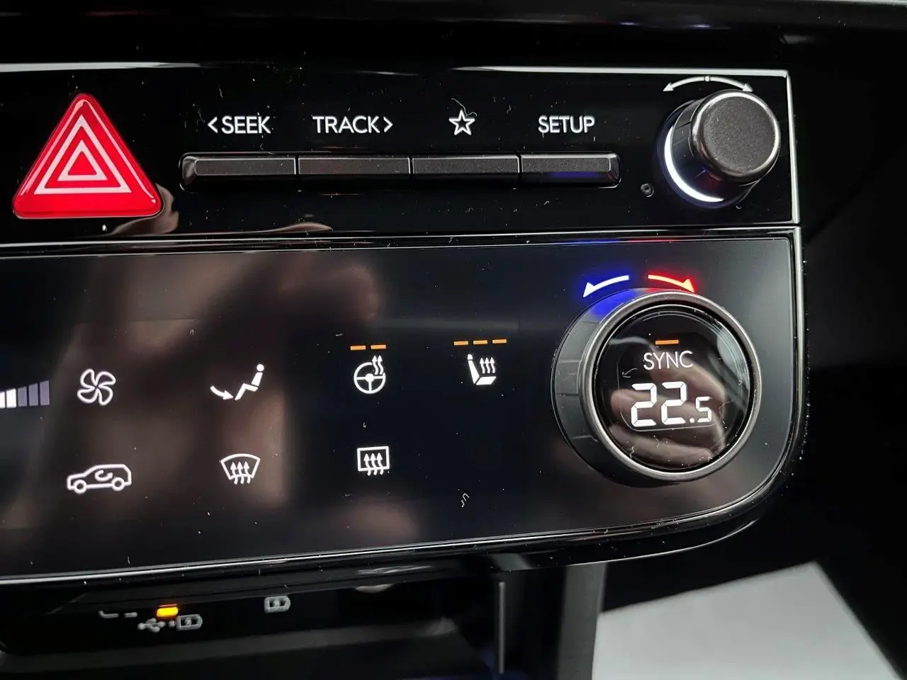 Gros plan sur la console centrale du Hyundai Tucson 2025, affichant la climatisation à 22,5°C et les commandes tactiles.