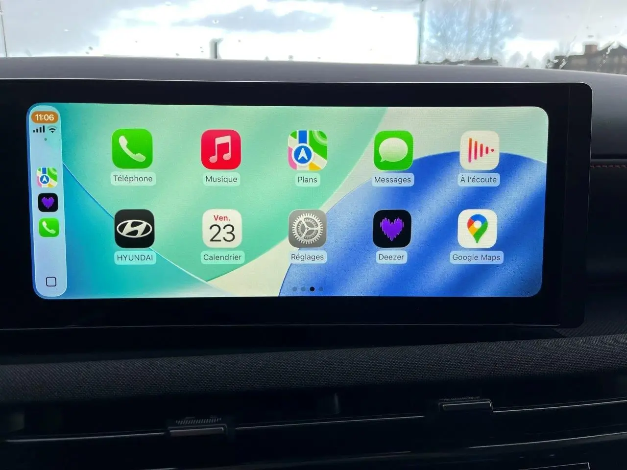 Écran tactile intérieur du Hyundai Tucson 2025 affichant les applications connectées, vue frontale rapprochée.