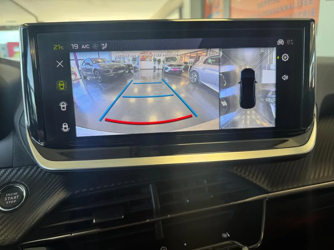 Écran tactile du tableau de bord du Peugeot 2008 Hybrid 145 Allure montrant la caméra de recul avec vue 360° intérieure.