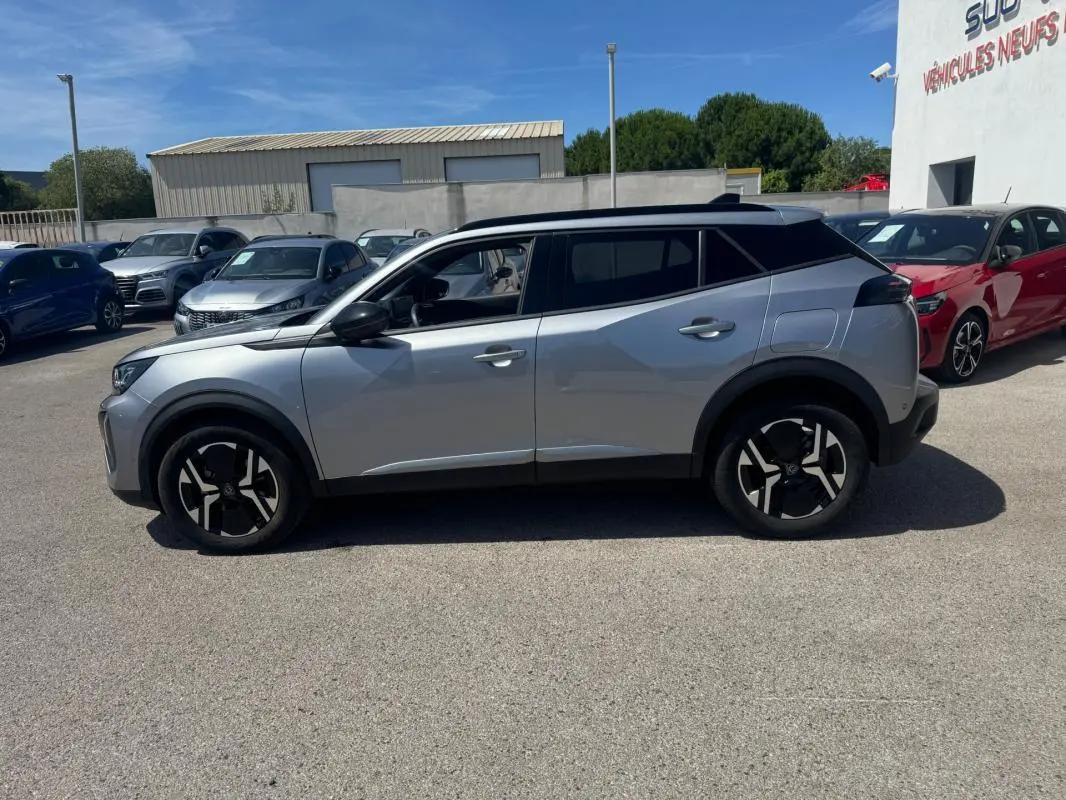 Peugeot 2008 Hybrid 145 e-DCS6 Allure gris vue de profil côté gauche, jantes alliage 17 pouces et toit noir.
