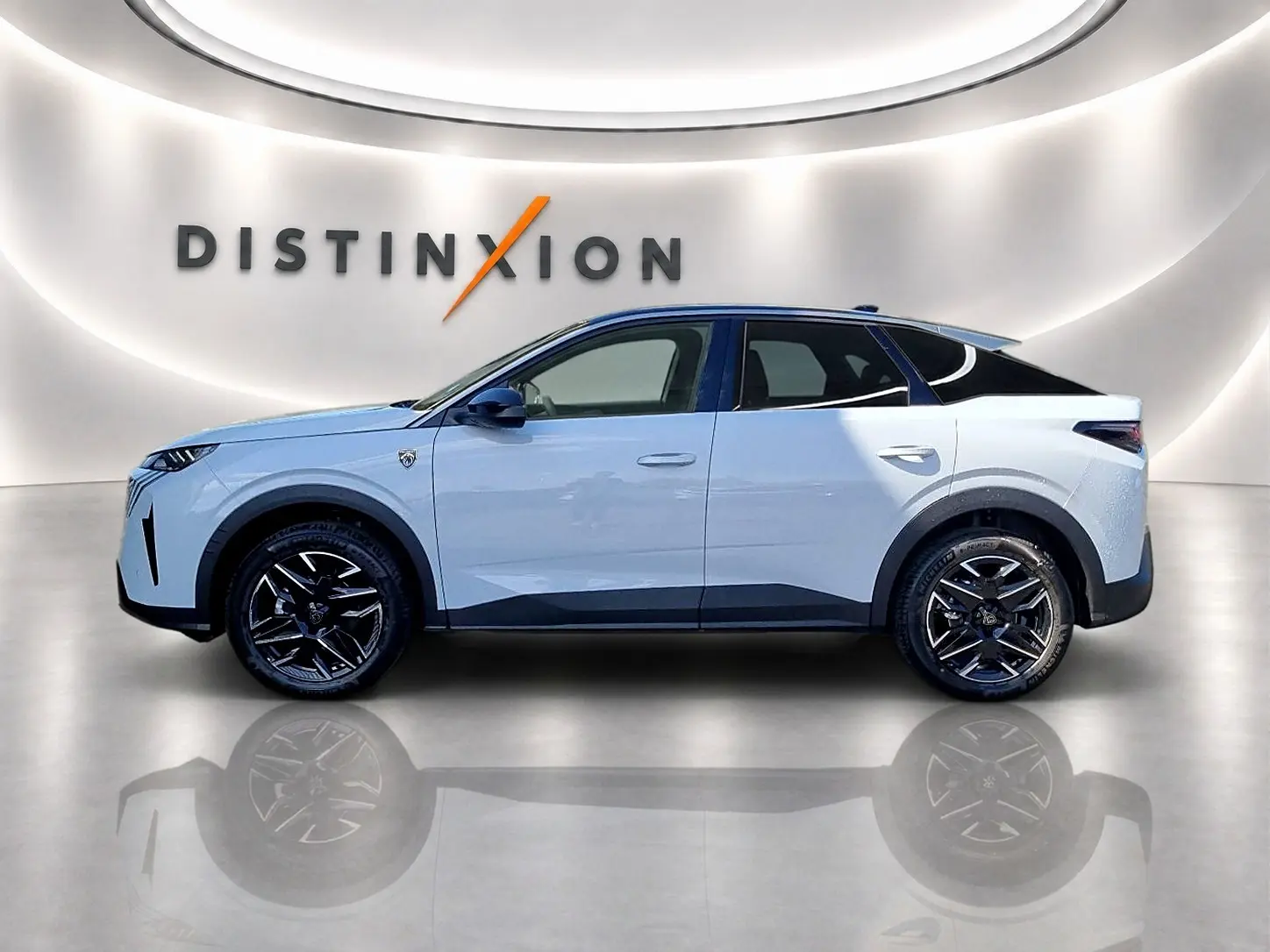 Vue de profil côté gauche du Peugeot 3008 blanc avec toit noir et jantes alliage noires dans un showroom lumineux.