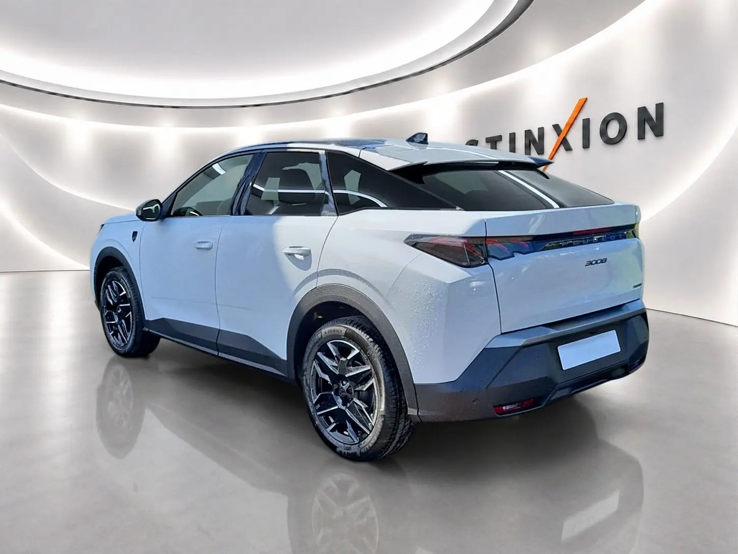 Peugeot 3008 blanc toit noir en 3/4 arrière droit, jantes alu noires et feux arrière LED distinctifs.
