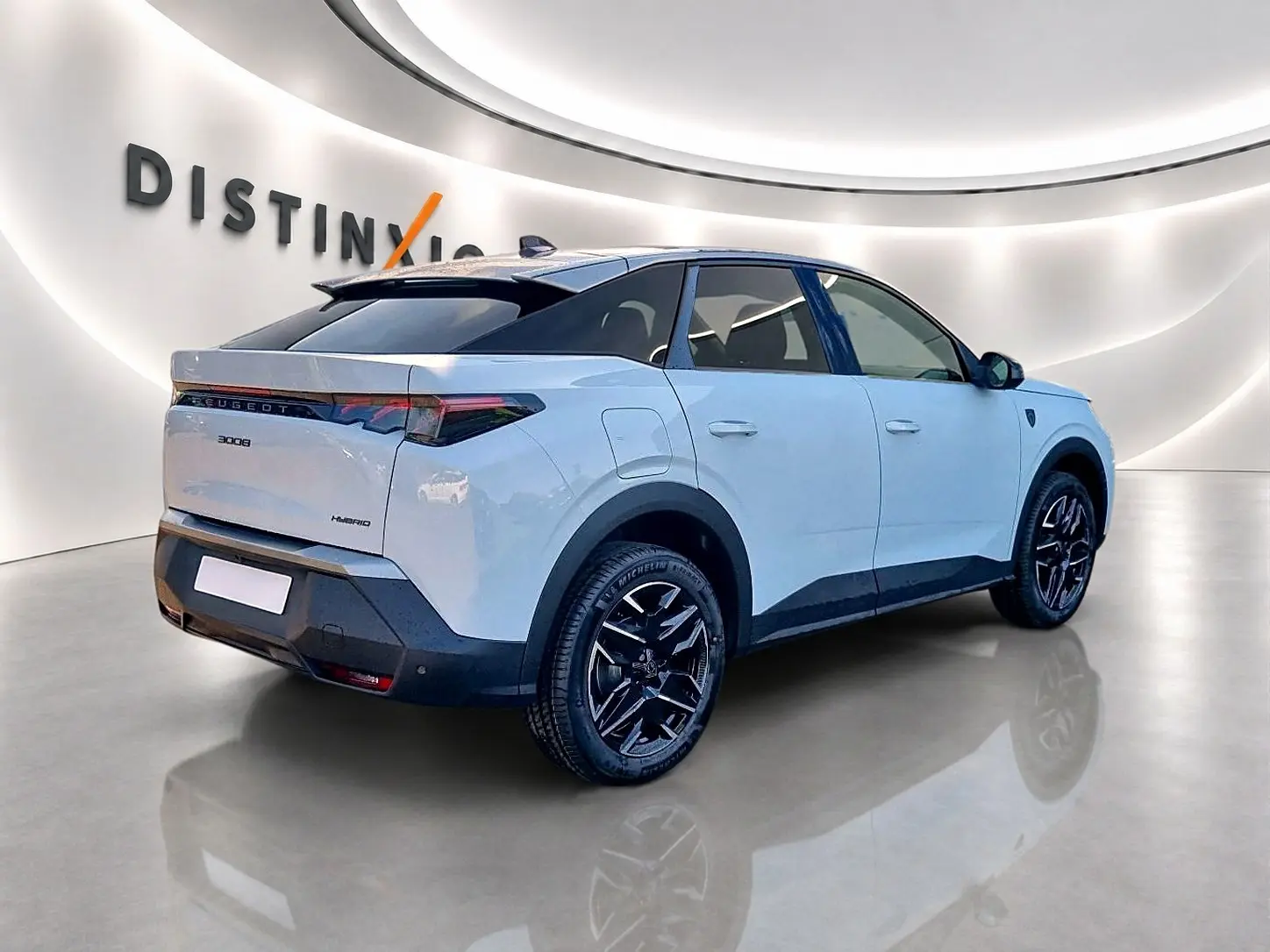 Peugeot 3008 blanc toit noir en 3/4 arrière droit, avec jantes alliage noires et feux arrière LED distinctifs.