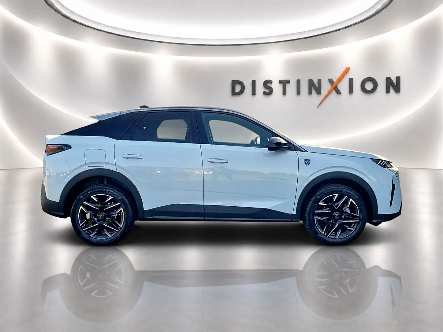 Peugeot 3008 hybride blanc toit noir en profil droit, jantes alu noires et arrière surteinté, fond studio lumineux.