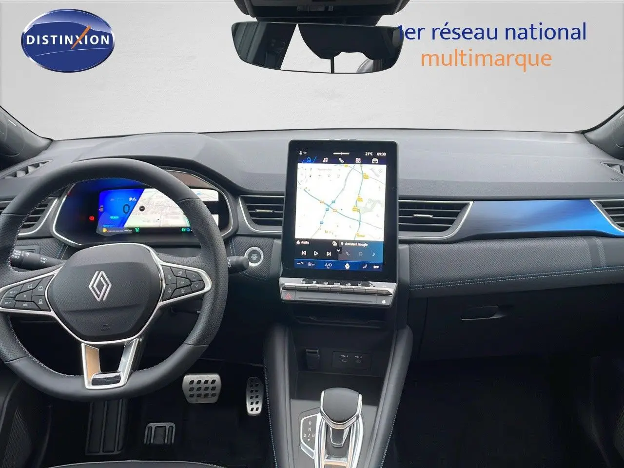 Tableau de bord et volant noir de la Renault SYMBIOZ 2025 avec écran tactile central affichant une carte.