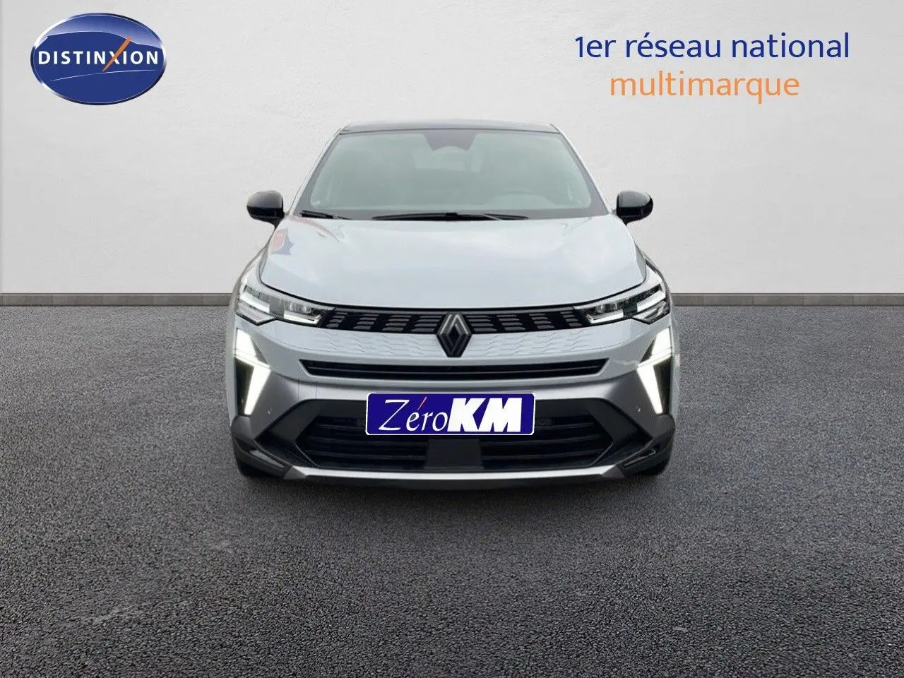 Vue frontale du Renault Symbioz gris rafale métal 2025 avec feux LED allumés et calandre noire distinctive.