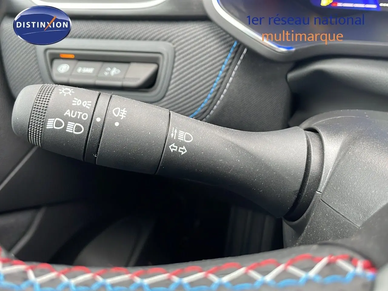 Gros plan sur la commande des phares et clignotants dans l'habitacle gris du Renault Symbioz 2025.